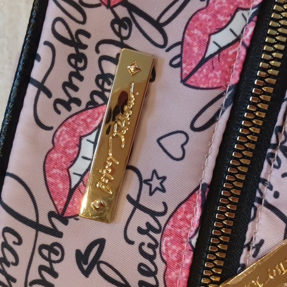 Betsey Johnson Follow Your Heart, Do What You Love Pink LIPS Crossbody Bag - Picture 2 of 11